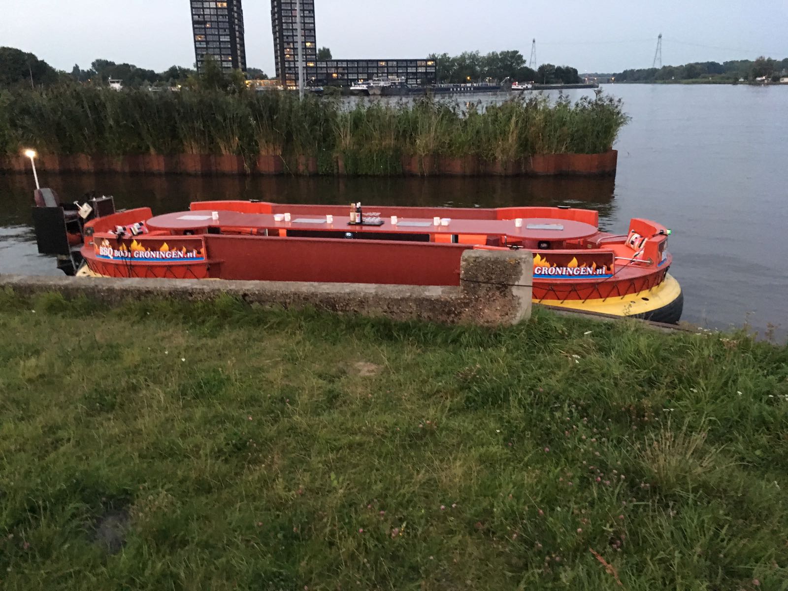 Foto’s BBQboot Groningen Barbecueën op het water